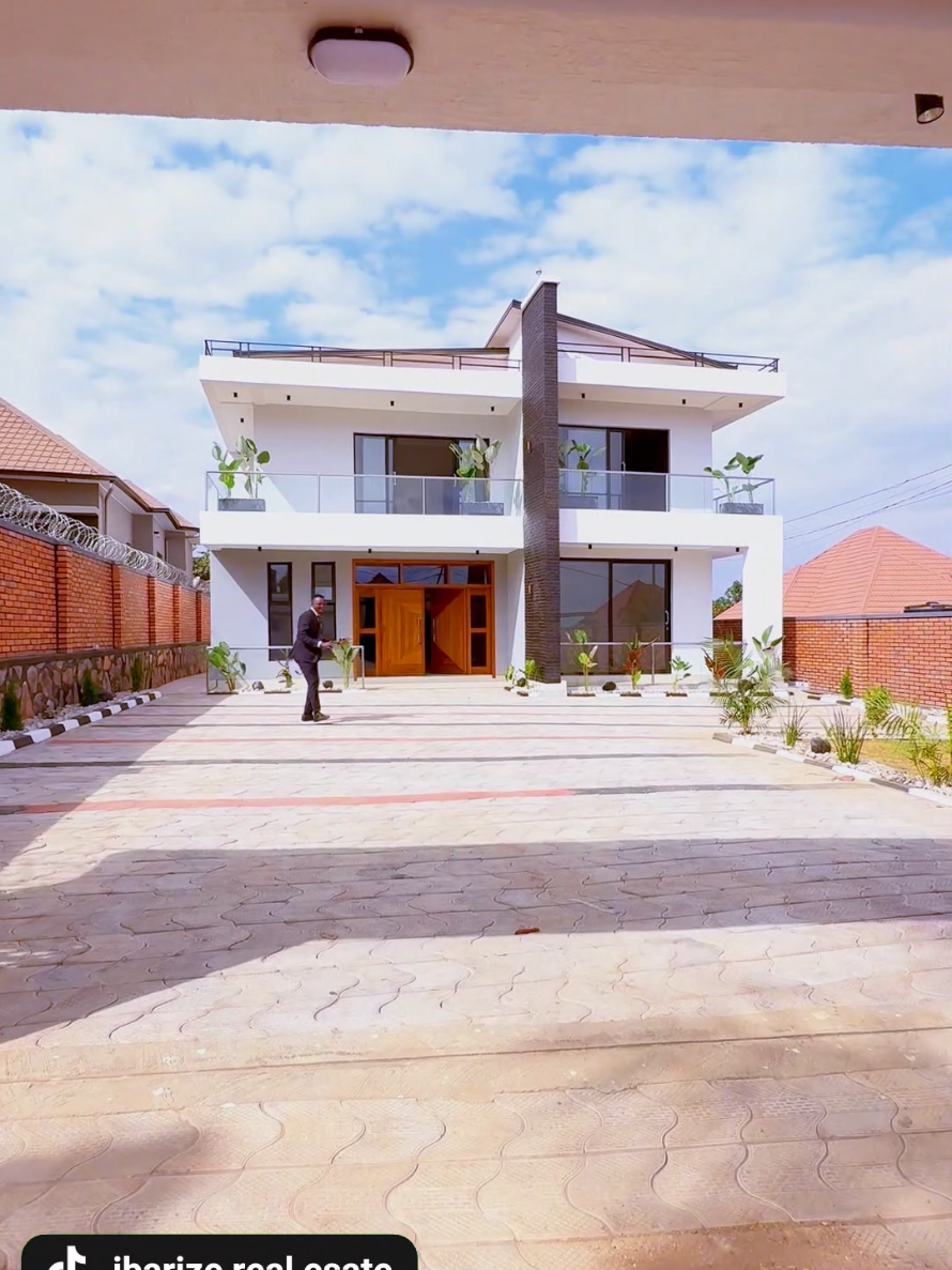 Dore Etaje yambere ihendutse muri Kigali akarusho nuko iri mukibanza kinini.Ibyumba 5,Ama Douche na Toilets 5 @creator s