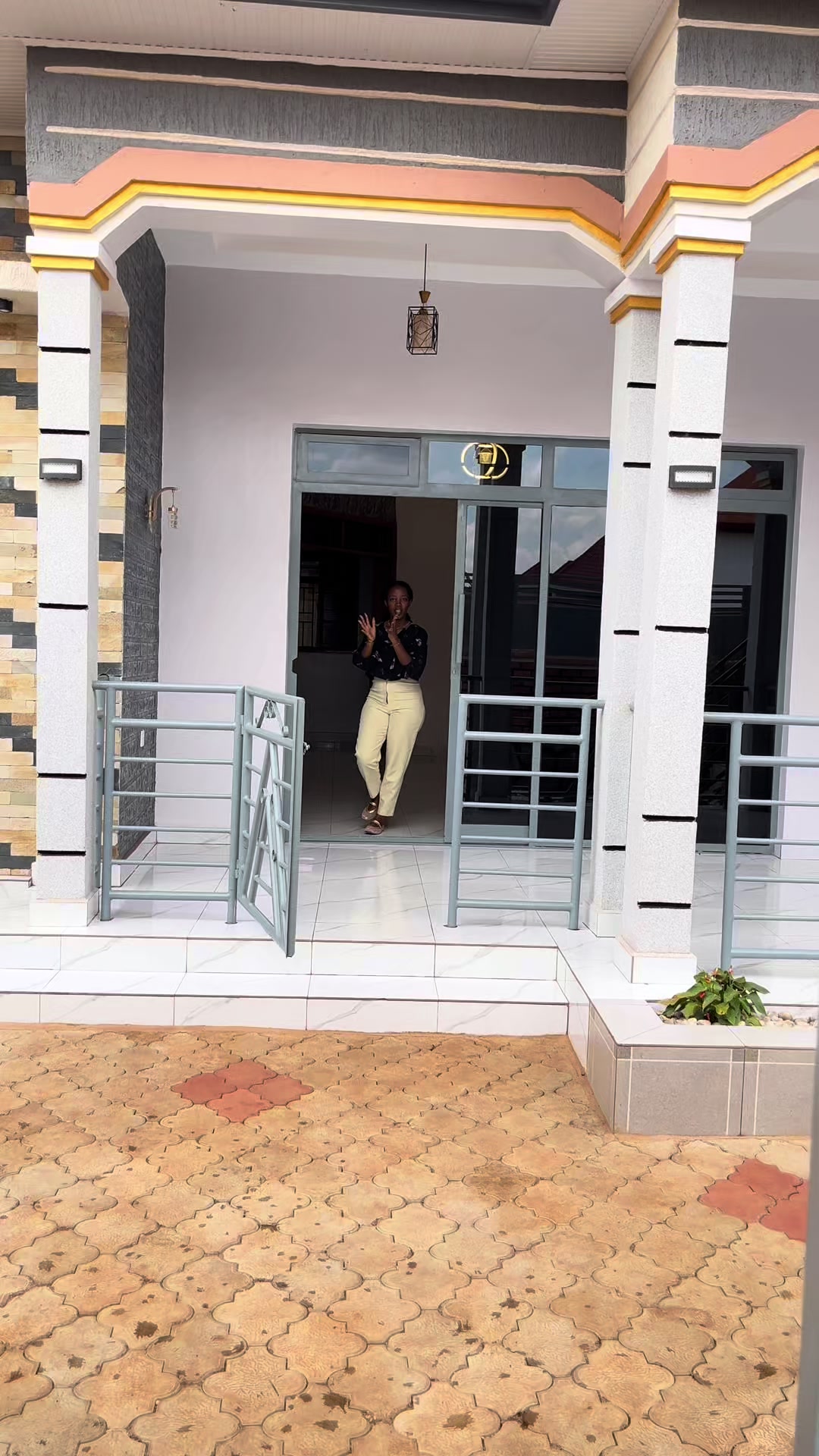 Iyi nzu ya 80M igucike koko hano kumuyumbu ifite 4rooms ,igikoni , douche 3 mubuso bunini parking nini kumuhanda hararyo